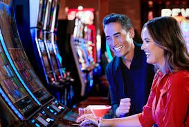 Live Lucky Twins dealer table with multi-camera feed